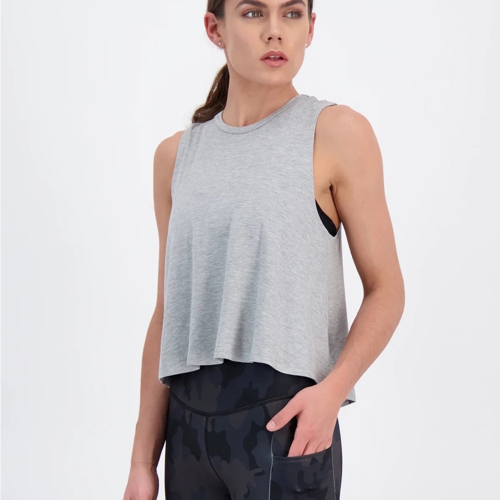 061EA.- Endeavor Athletic Katie Tank. Size Medium